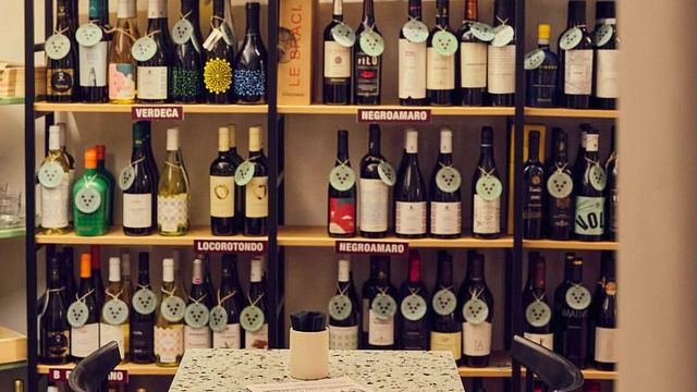 Dégustation de vins dans une cave traditionnelle à Locorotondo