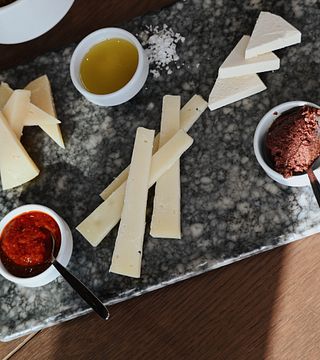 Degustazione guidata di 6 vini abbinati a specialità locali.
