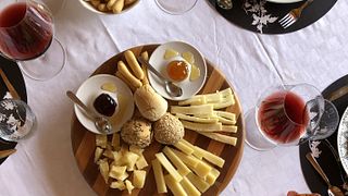 Almuerzo ligero entre viñedos y bodega