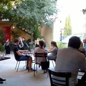 Disfrute de la comida en el restaurante y de una estancia de lujo en las cabañas del Domaine de la Camarette.