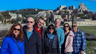 Aldeias medievais de Les Baux de Provence, a experiência envolvente de Carrières de Lumière, a cultura de Saint Rémy de Provence, a comida e o azeite e os sabores dos vinhos Domaine de la Vallongue.