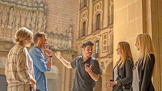 Montserrat klosterbesök och lunch på bondgården Premium liten grupp från Barcelona