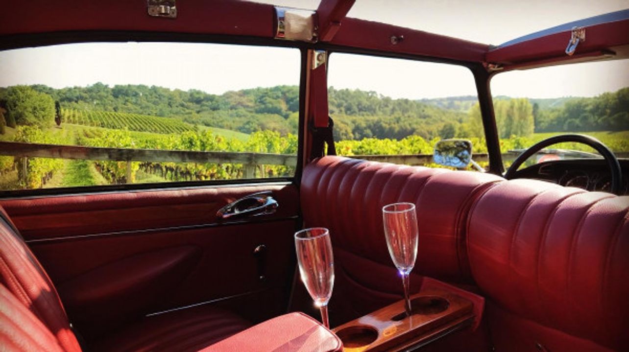Luxury private tour of Bordeaux and vineyards in a 1973 Citroën DS Limousine Convertible