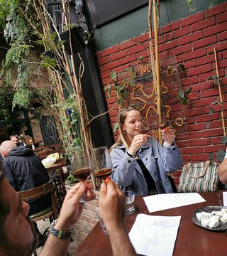 Upptäck Mystery Wine på Sherlock's: Blind Tasting Game i Limassol