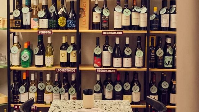 Weinprobe in einem traditionellen Weinladen in Locorotondo
