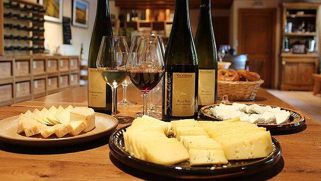 Degustazione di vini e abbinamento di formaggi al Vins Schoenheitz
