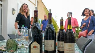 Degustação de vinhos de safras antigas de Châteauneuf du Pape e jantar no terraço com vista de 360°