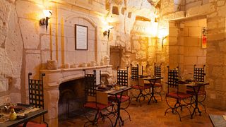 Weinprobe, Mittagessen in einer Höhle und Tour im Domaine de Rocheville