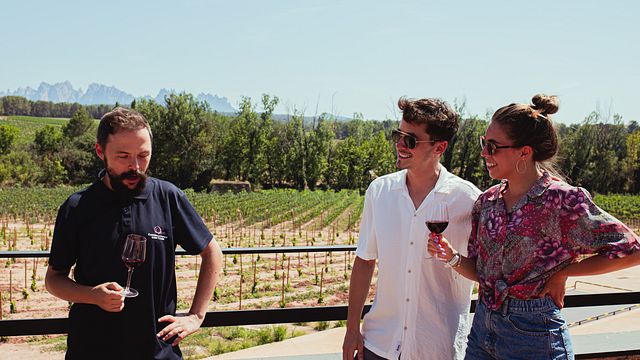 Montserrat con tren cremallera, gastronomía y vino 
