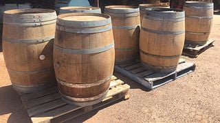 Degustação de vinhos na adega da vinícola Trevelen Farm