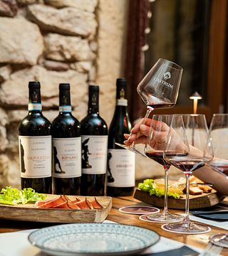 Dégustation de vins et de mets exquis au Castrum Relais IGT