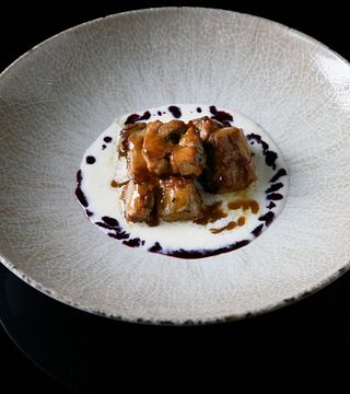 Experiência gastronômica e vinícola: tour de vinhos e almoço ou jantar com 4 pratos de produtos sazonais harmonizados com 7 vinhos. 