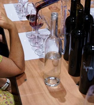 Kreieren Sie Ihre eigene Rotweinmischung mit Marion Cornille, Winzerin bei Domaine Mas de Rey.
