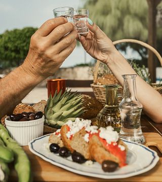 Visita guiada ao vinho cretense e ao Raki