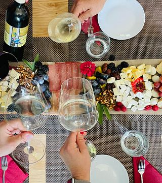 Degustazione di 7 vini con cibo locale presso l'azienda vinicola Dragoshinov