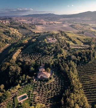 VISITE DE L'ABBAYE DE BADIA DI MORRONA, VISITE DES VINS ET DÉGUSTATION DE VINS DANS LA CAVE