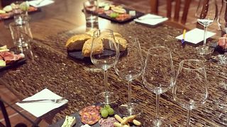 Degustação de vinhos e tour com charcutaria e queijos na Bodega Sarmentero