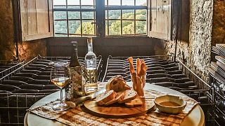 Weinprobe im historischen Weinkeller von Adonaea Vini