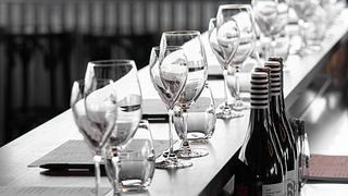 Cata de vinos y tabla de quesos en Austin's Wines