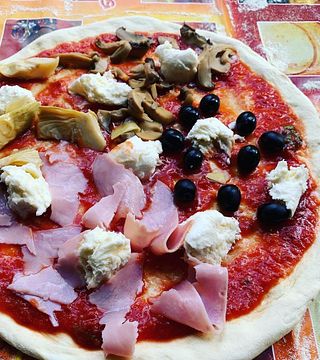 Lezione di preparazione di pizza e tiramisù