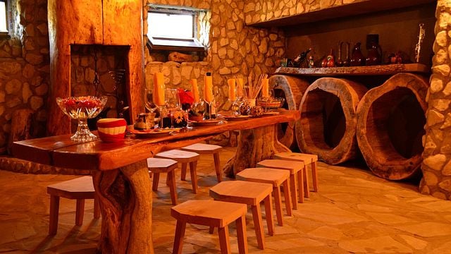 Dégustation de vins populaires à la cave à vin familiale Iliaseuli