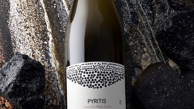 Experiencia de cata de vinos y maridaje gastronómico para amantes de Assyrtiko en la bodega Artemis Karamolegos