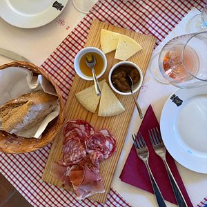 Köstliches Mittagessen und hervorragender Wein