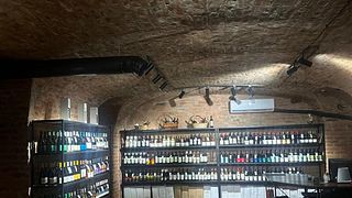 Degustação de vinhos com tábua de queijos e iguarias georgianas