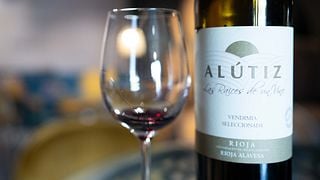 Cata de vinos en Bodegas Alutiz