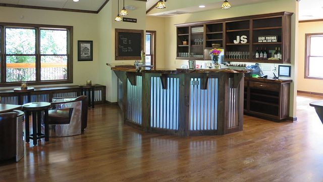 Roaring River Vineyards