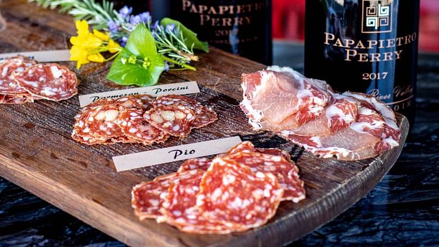 Degustazione di vini presso l'azienda vinicola Papapietro Perry