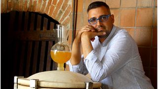 Esperienza di degustazione di vini e pittura con il vino.