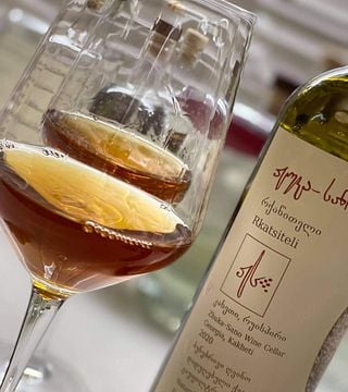 Degustazione di vini, pranzo o cena nella cantina Zhuka-Sano