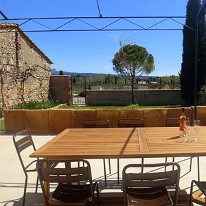 Disfrute de la comida en el restaurante y de una estancia de lujo en las cabañas del Domaine de la Camarette.