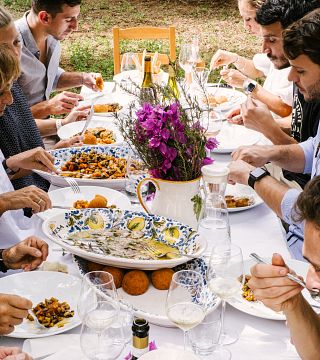 Weinprobe auf dem Land in Sizilien