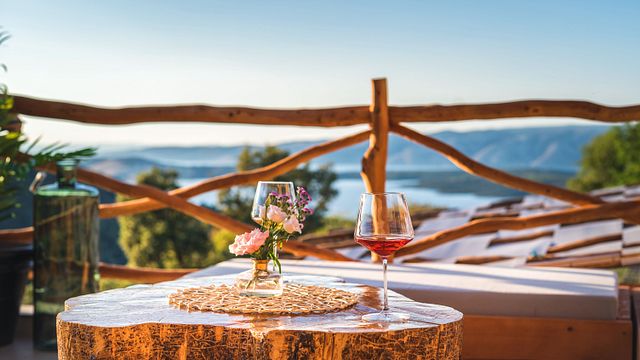 Cata de vinos de medio día en Hvar con vinos naturales