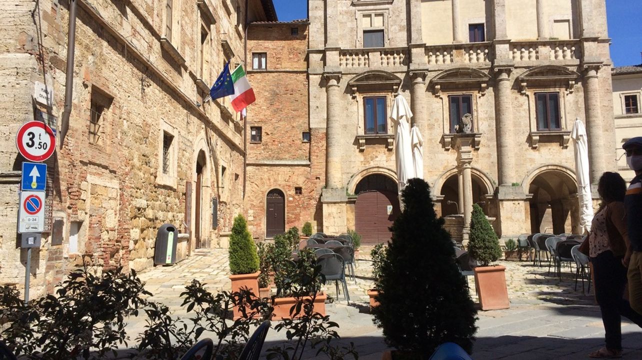 Laura Polidori - wine tour guide