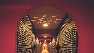 Visita guiada e degustação de 5 vinhos com delicatessen local