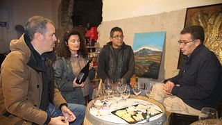 Weinprobe im Schatten eines 1000 Jahre alten romanischen Klosters