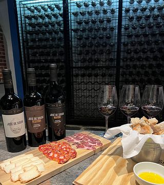 Prova de Vinhos Guiada e Tour na Adega José De Sousa