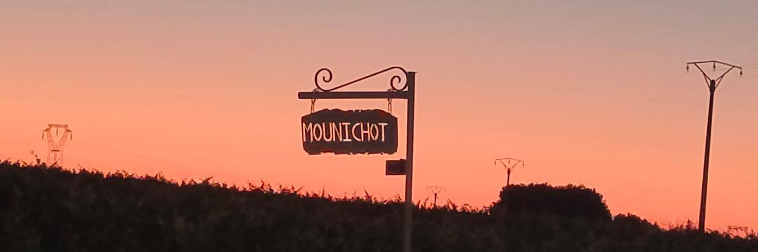 Mounichot Sign Red Sky