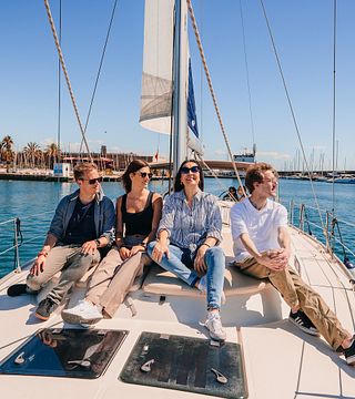 Avventura in barca a vela da Barcellona ai vigneti, tour della cantina e degustazione di vini