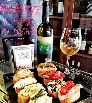 Weinbar-Hopping: Spritz und lokale Snacks wie ein Venezianer
