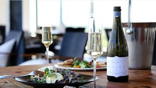 Degustazione di vini frizzante presso la tenuta vinicola di Benguela Cove