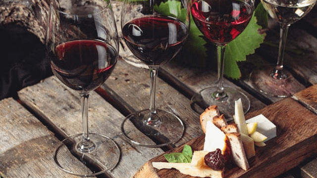 Visita a una bodega: 4 vinos combinados de manera experta con 4 deliciosos quesos