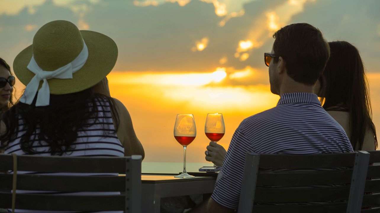 Storie di vini di Santorini: degustazione e cena del tour al tramonto 