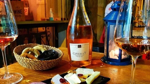 Explora los vinos griegos y la vida nocturna en Atenas