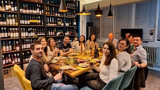 Degustação de vinhos da vinícola Zaharchev na sala de vinhos Skopje