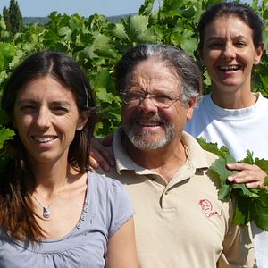 Disfrute de la comida en el restaurante y de una estancia de lujo en las cabañas del Domaine de la Camarette.