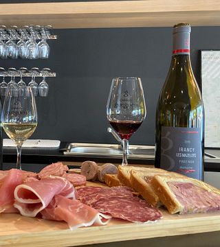 Cata de vinos con embutidos locales en Domaine Céline y Frédéric Gueguen